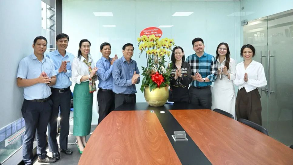 Báo SGGP thăm chúc mừng Hệ thống Nhà thuốc và Trung tâm Tiêm chủng Long Châu. Ảnh: HOÀNG HÙNG Báo SGGP thăm chúc mừng Hệ thống Nhà thuốc và Trung tâm Tiêm chủng Long Châu. Ảnh: HOÀNG HÙNG