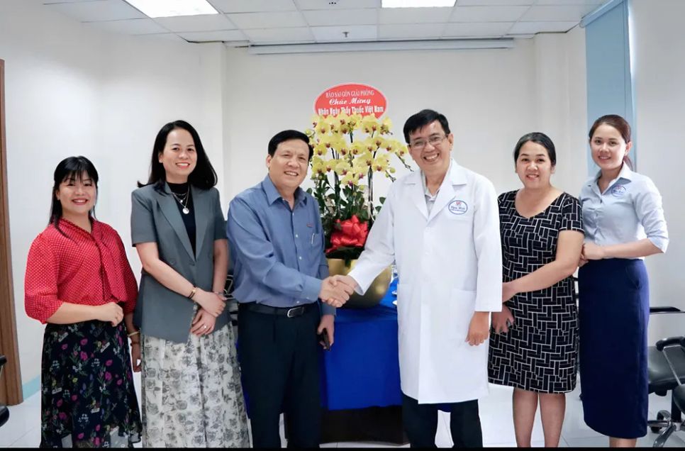 Báo SGGP thăm chúc mừng Phòng khám Đa khoa Ngọc Minh. Ảnh: KHẢ HÂN Báo SGGP thăm chúc mừng Phòng khám Đa khoa Ngọc Minh. Ảnh: KHẢ HÂN