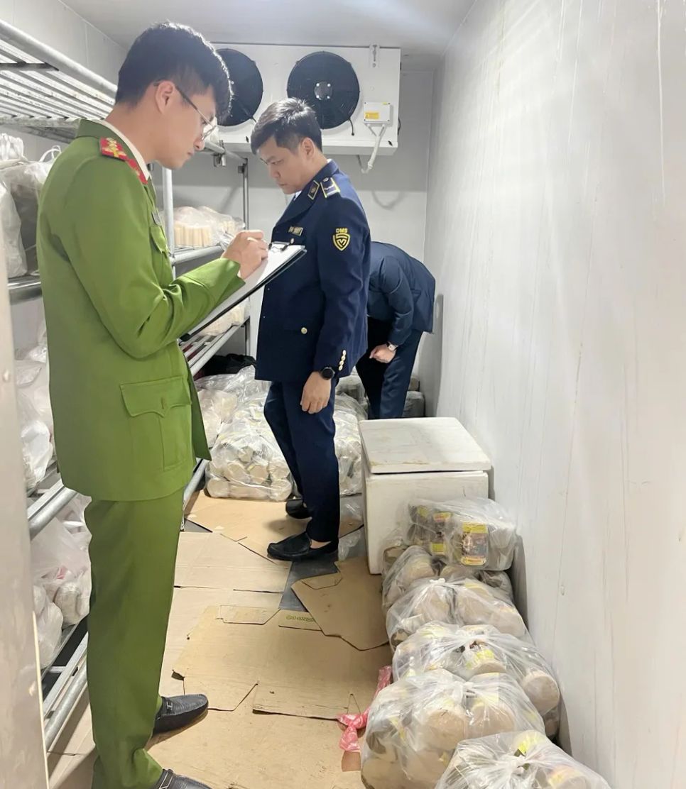 Lực lượng chức năng kiểm tra kiểm đếm các sản phẩm vi phạm tại cơ sở Đoàn Huyền ở tỉnh Hưng Yên. Ảnh: DMS cung cấp