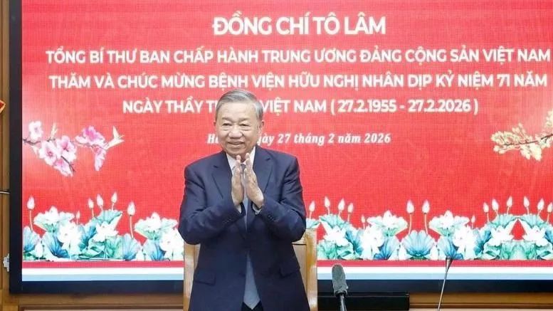 Tổng Bí thư Tô Lâm thăm, chúc mừng cán bộ, nhân viên y tế Bệnh viện Hữu nghị Nhân dịp kỷ niệm 71 năm Ngày Thầy thuốc Việt Nam chiều 27-2. Ảnh: TTXVN