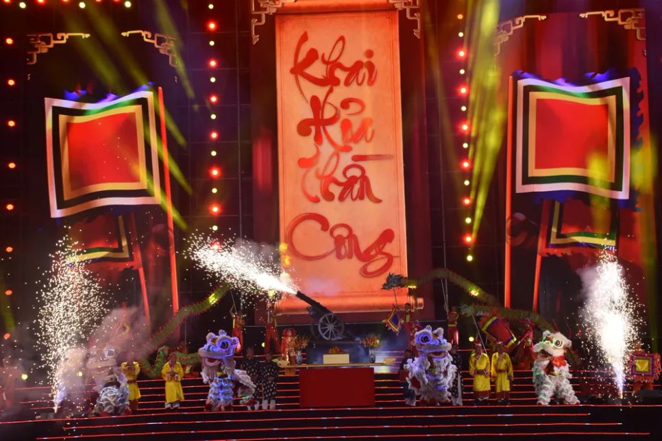 Điểm nhấn của lễ hội năm nay là nghi thức khai hỏa thần công