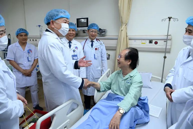 Tổng Bí thư Tô Lâm thăm hỏi, động viên bệnh nhân đang điều trị tại Bệnh viện Hữu Nghị