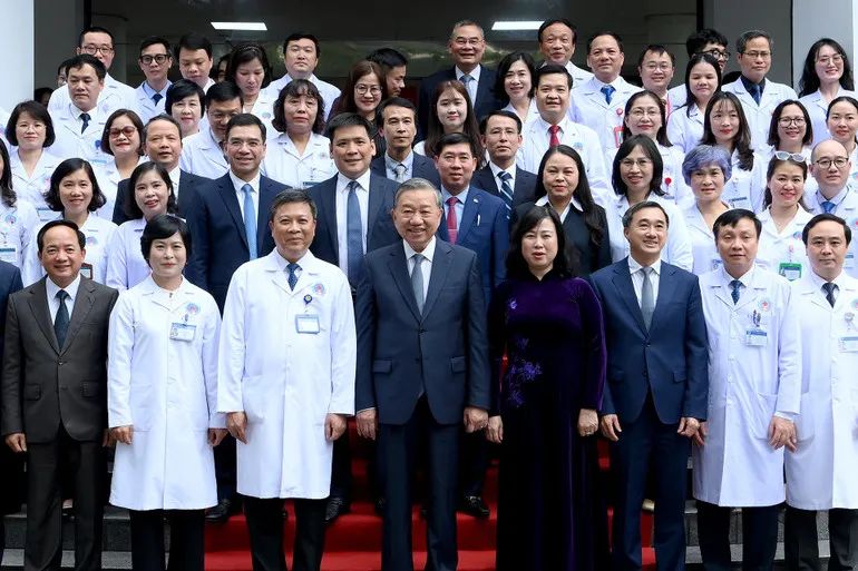 Tổng Bí thư Tô Lâm và các đồng chí lãnh đạo chụp hình lưu niệm với Ban lãnh đạo, y, bác sĩ Bệnh viện Hữu Nghị