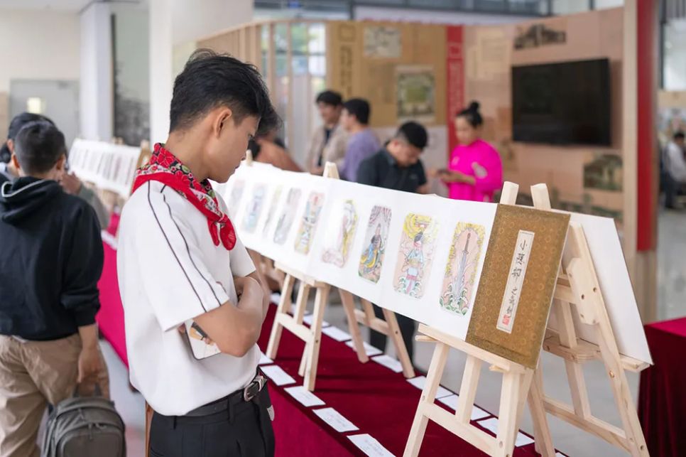 Khách tham quan tìm hiểu tác phẩm Tarot Sông núi nước Nam nhân sự kiện ra mắt tại Trung tâm lưu trữ Quốc gia II, TPHCM vào cuối tháng 1-2026