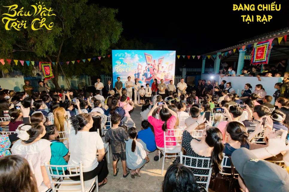 Hàng trăm người dân xã Liên Hương đã có mặt tham gia buổi chiếu tri ân. Ảnh: ĐPCC