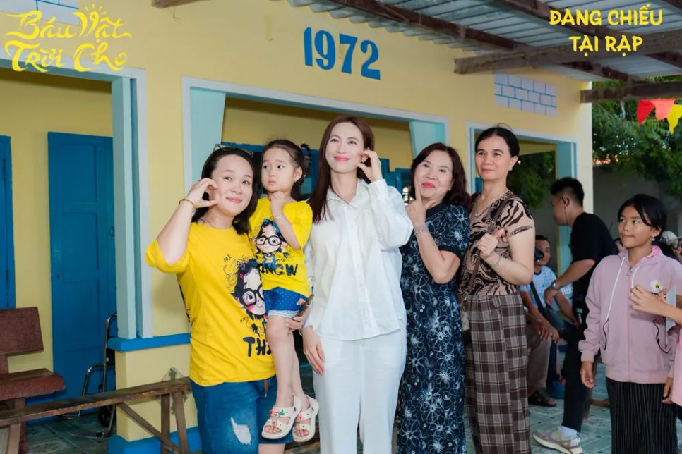 Phương Anh Đào chụp hình chung cùng khán giả. Ảnh: ĐPCC