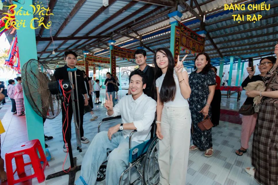 Tuấn Trần dù ngồi xe lăn vẫn nhiệt tình đến giao lưu cùng người dân. Ảnh: ĐPCC