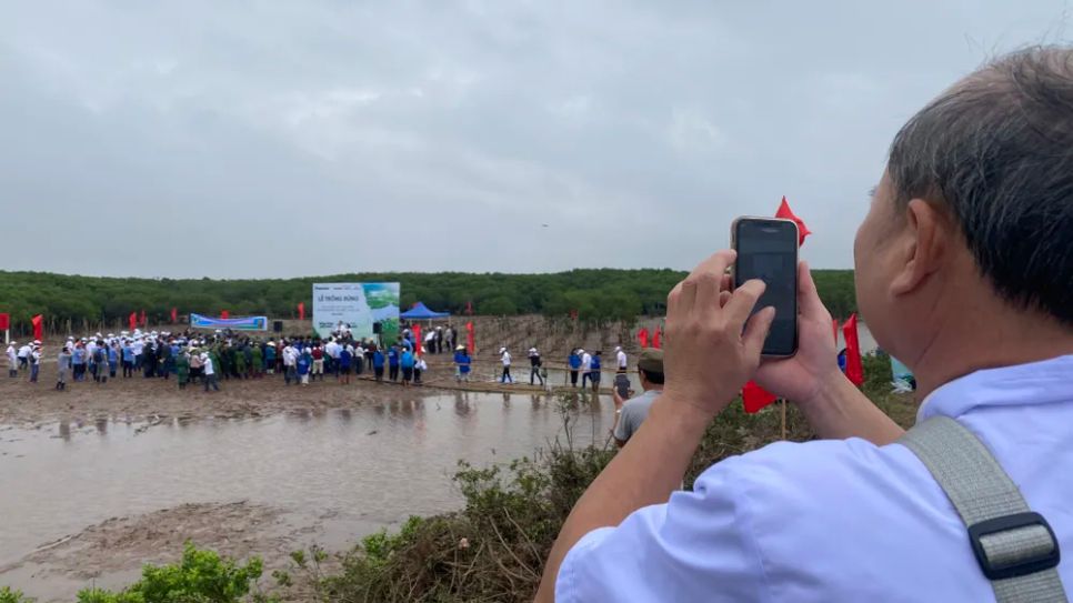 Hàng trăm người tham gia buổi lễ phát động trồng cây gây rừng dịp Xuân 2026 tại xã Đông Thụy Anh (Hưng Yên) sáng 28-2. Ảnh: PHÚC HẬU Hàng trăm người tham gia buổi lễ phát động trồng cây gây rừng dịp Xuân 2026 tại xã Đông Thụy Anh (Hưng Yên) sáng 28-2. Ảnh: PHÚC HẬU