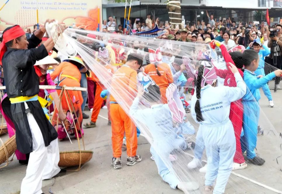 Độc đáo lễ hội cầu ngư làng Thai Dương