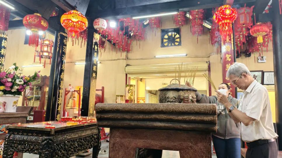 Bên trong Miếu Bà Thiên Hậu tại phường Thủ Dầu Một