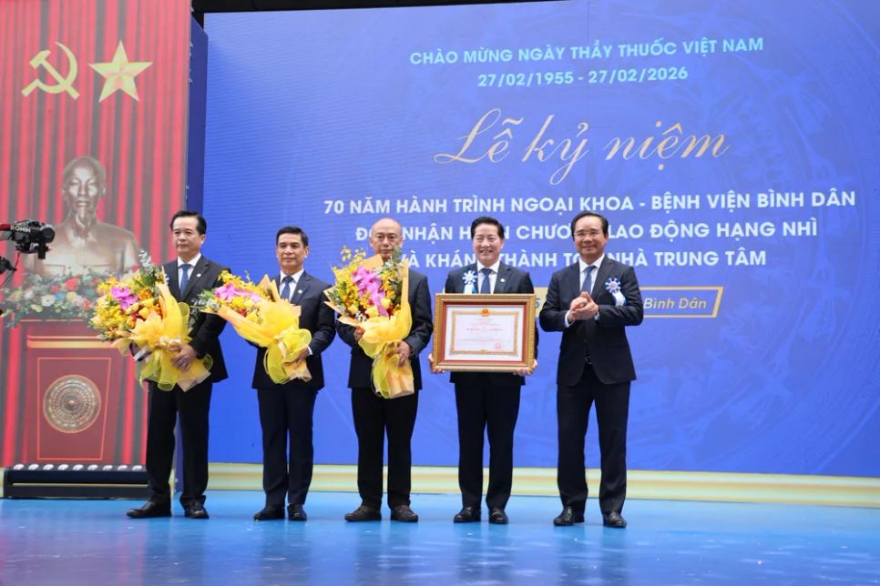 Chủ tịch UBND TPHCM Nguyễn Văn Được trao Huân chương Lao động hạng Nhì cho Bệnh viện Bình Dân