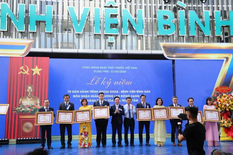 Đồng chí Đặng Minh Thông và đồng chí Nguyễn Văn Dũng trao Bằng khen của Thủ tướng Chính phủ cho các cá nhân có thành tích xuất sắc