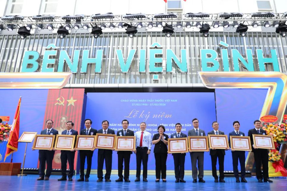 Đồng chí Văn Thị Bạch Tuyết và đồng chí Dương Anh Đức trao Bằng khen của Thủ tướng cho các cá nhân có thành tích xuất sắc