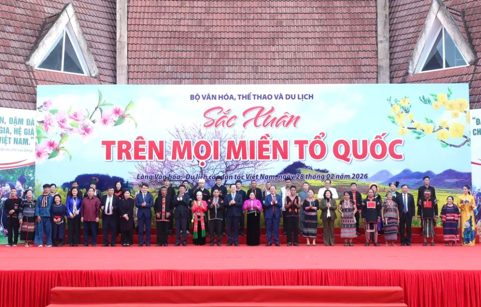 Trao quà lưu niệm, quà động viên cho các nghệ nhân, già làng, trưởng bản và đại diện đồng bào các dân tộc tham gia ngày hội