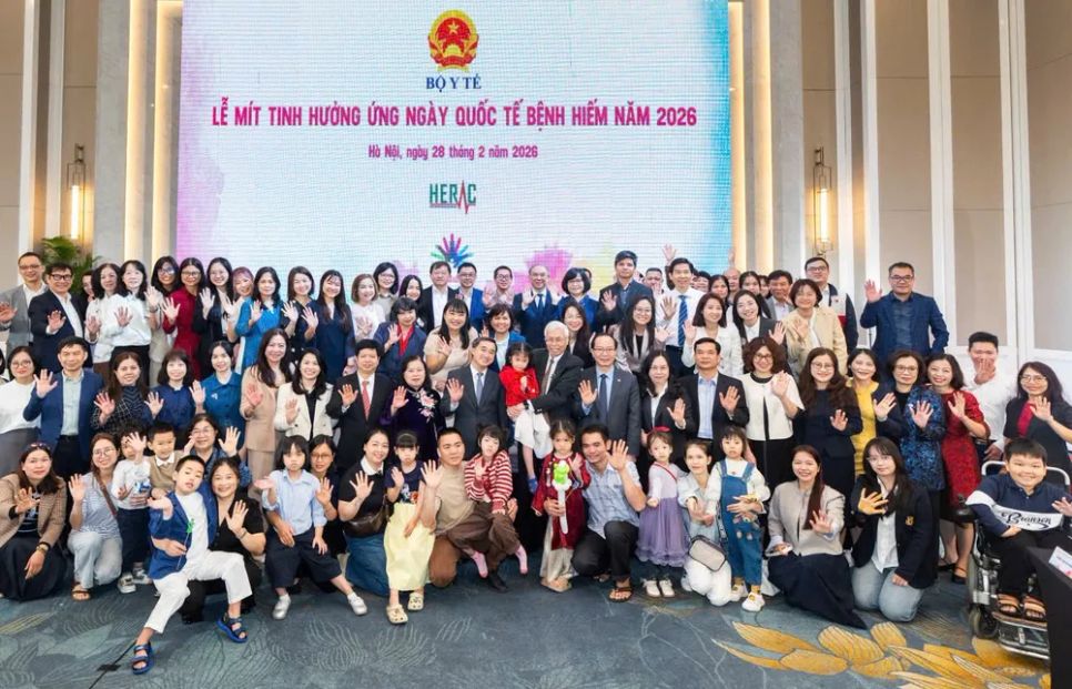 Các đại biểu, chuyên gia y tế và gia đình có trẻ mắc bệnh hiếm chụp hình lưu niệm tại mít tinh Các đại biểu, chuyên gia y tế và gia đình có trẻ mắc bệnh hiếm chụp hình lưu niệm tại mít tinh