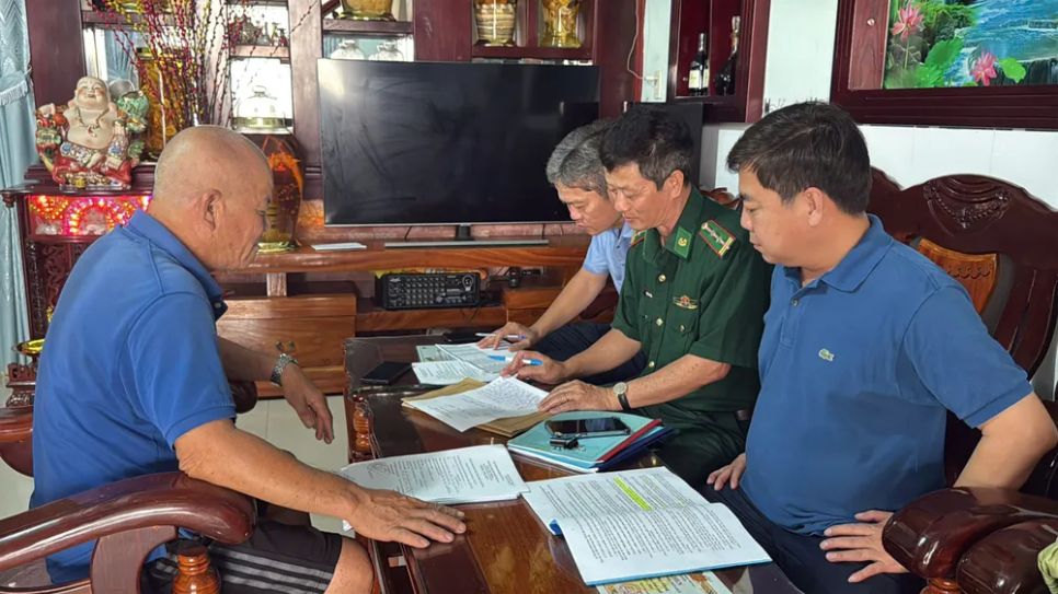 Lãnh đạo xã Long Hải tham gia cùng đoàn đến tận nhà từng ngư dân để làm việc. Lãnh đạo xã Long Hải tham gia cùng đoàn đến tận nhà từng ngư dân để làm việc.