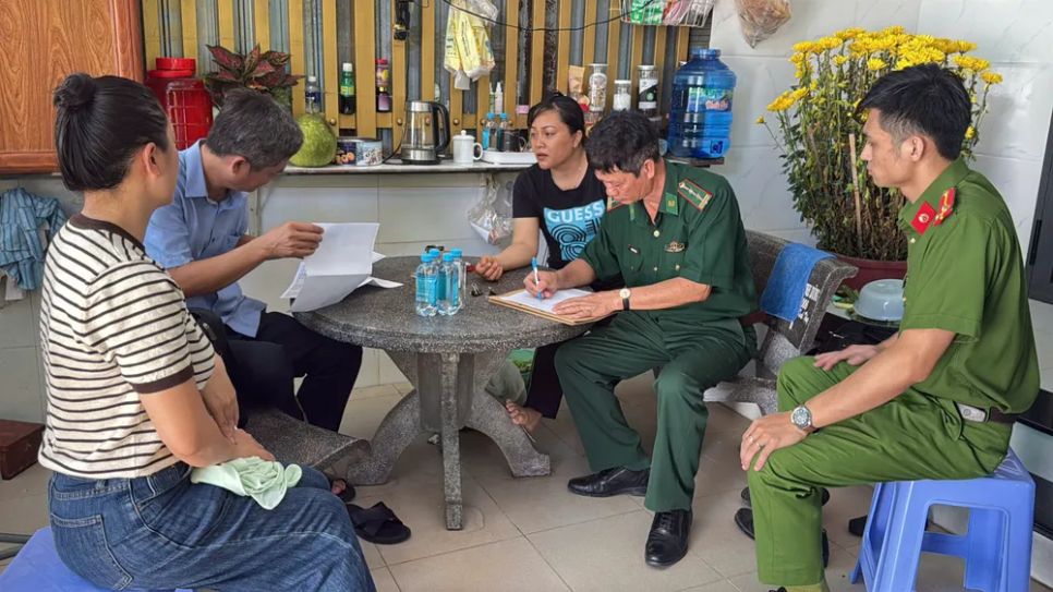 Lực lượng chức năng xã Long Hải đến tận nhà ngư dân để rà soát từng hồ sơ Lực lượng chức năng xã Long Hải đến tận nhà ngư dân để rà soát từng hồ sơ