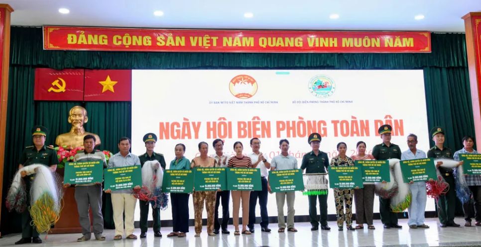 Các hộ dân nhận phương tiện sinh kế Các hộ dân nhận phương tiện sinh kế