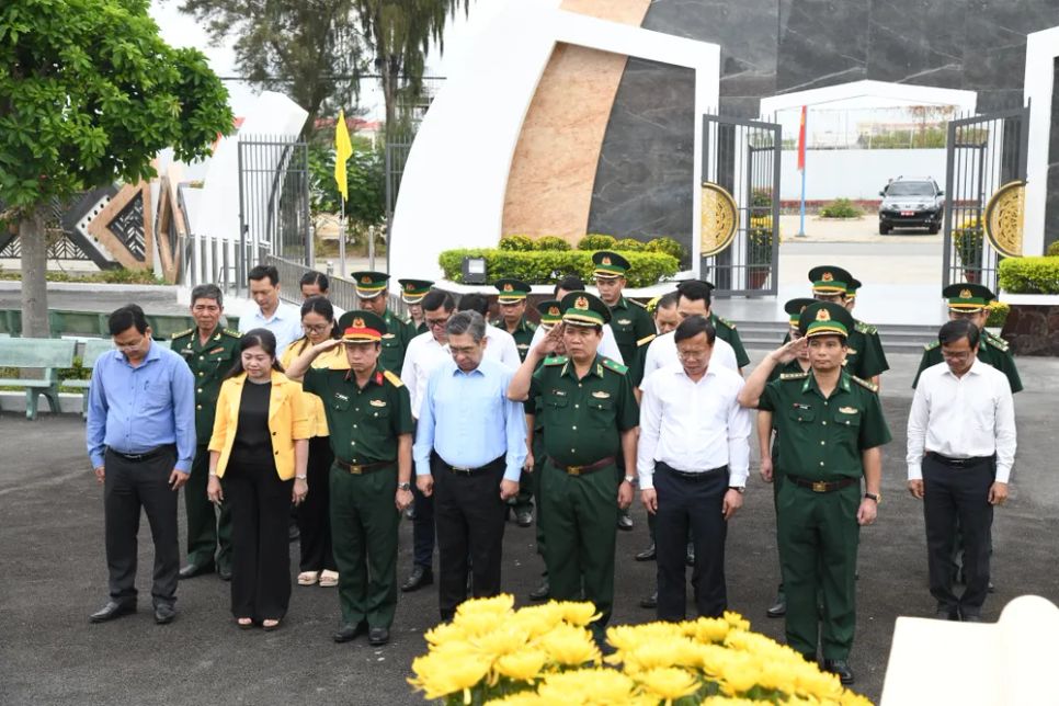 Đoàn đại biểu mặc niệm tưởng nhớ công ơn các anh hùng liệt sĩ tại Nghĩa trang Liệt sĩ Rừng Sác Đoàn đại biểu mặc niệm tưởng nhớ công ơn các anh hùng liệt sĩ tại Nghĩa trang Liệt sĩ Rừng Sác