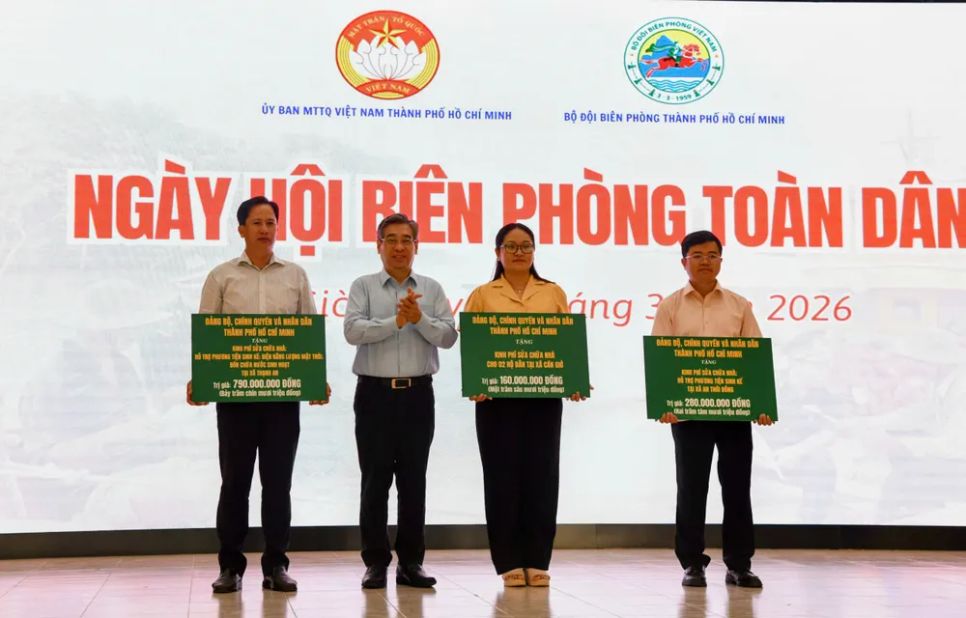 Đồng chí Nguyễn Phước Lộc trao bảng tượng trưng kinh phí đến các xã Cần Giờ, An Thới Đông và Thạnh An Đồng chí Nguyễn Phước Lộc trao bảng tượng trưng kinh phí đến các xã Cần Giờ, An Thới Đông và Thạnh An