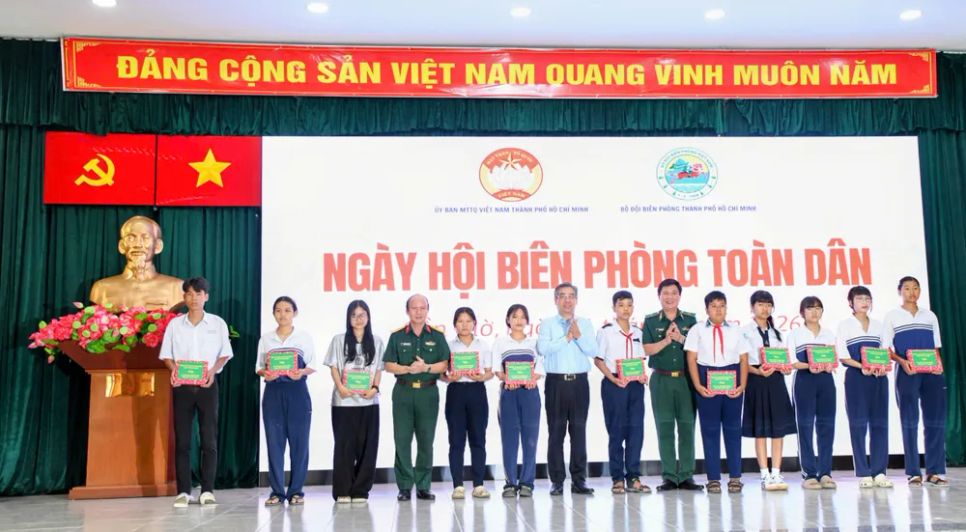 Đồng chí Nguyễn Phước Lộc và Đại tá Nguyễn Đình Chuẩn, Phó Chính ủy Bộ Tư lệnh TPHCM trao học bổng đến học sinh tại ngày hội Đồng chí Nguyễn Phước Lộc và Đại tá Nguyễn Đình Chuẩn, Phó Chính ủy Bộ Tư lệnh TPHCM trao học bổng đến học sinh tại ngày hội