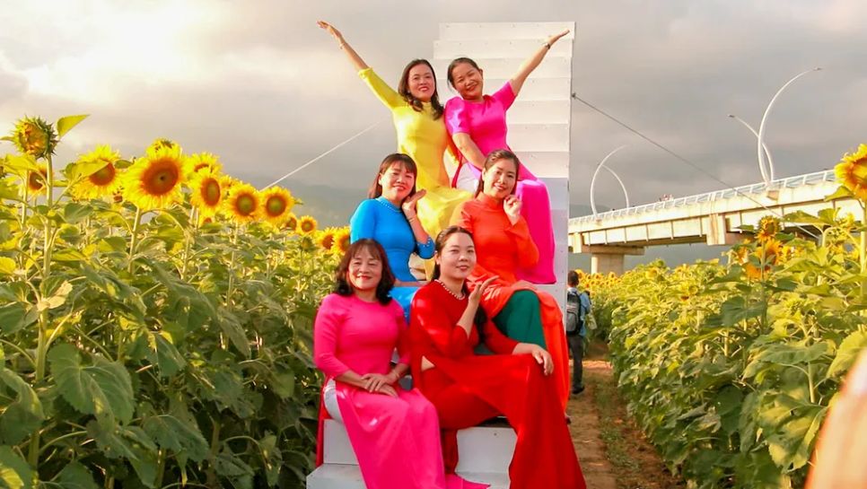 “Nấc thang lên thiên đường” là góc chụp được nhiều du khách, người dân lựa chọn lưu lại khoảnh khắc