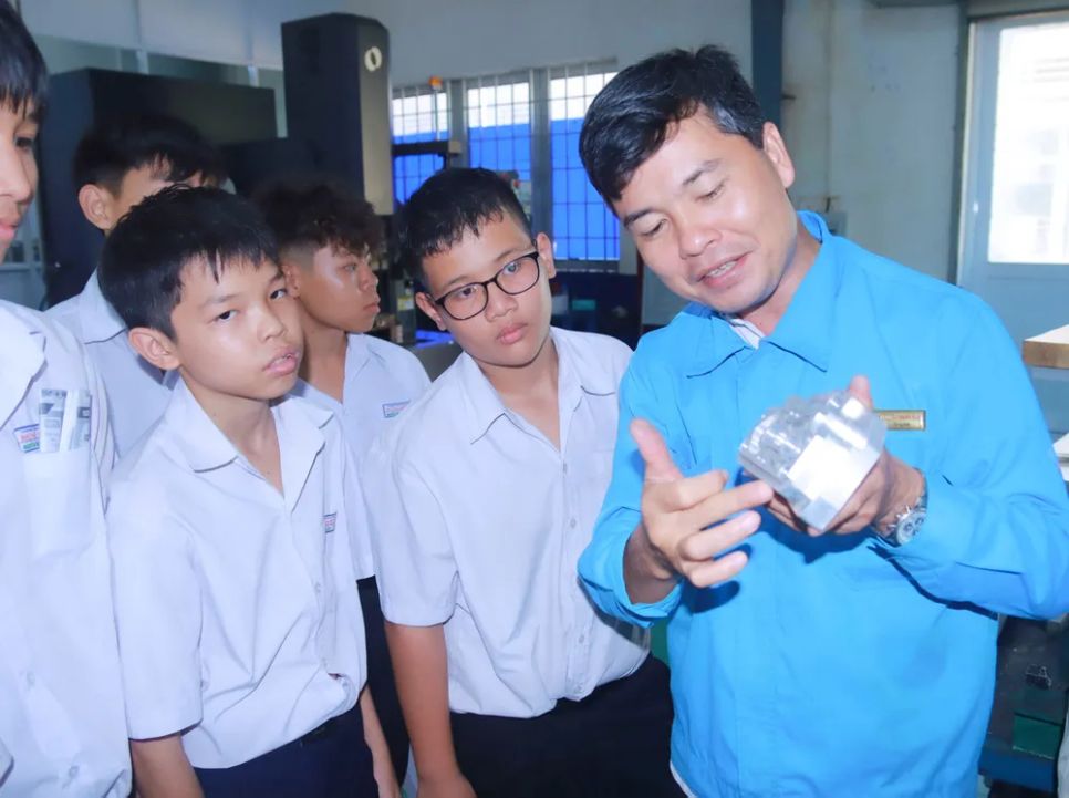 Học sinh Trường THCS Bưng Riềng (xã Xuyên Mộc) tham quan, hướng nghiệp tại Trường Cao đẳng Kỹ thuật Công nghệ Bà Rịa - Vũng Tàu. Ảnh: KHÁNH CHI