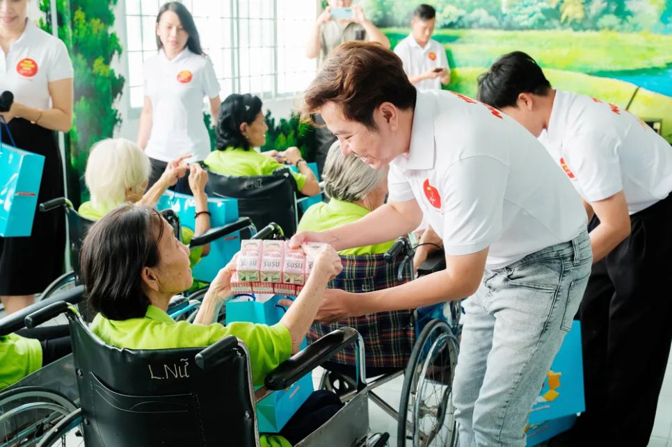 Ca sĩ Quốc Đại - Đội tình nguyện viên nghệ sĩ TPHCM, trao quà đến người khuyết tật