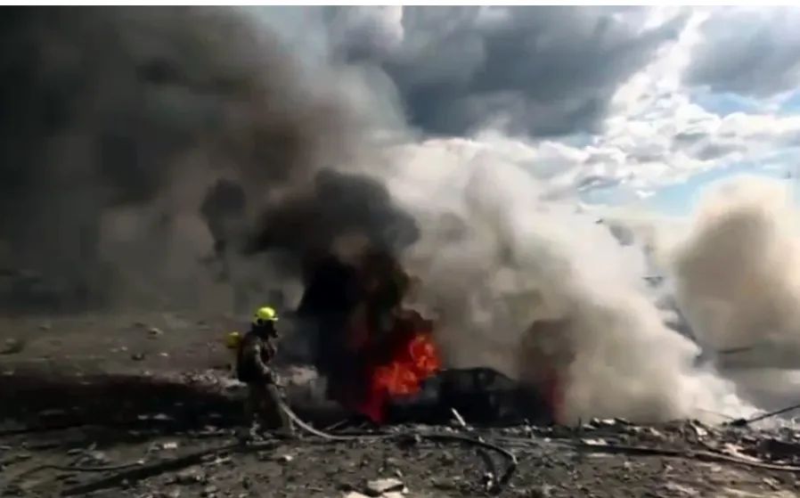 Lính cứu hỏa dập hỏa hoạn do rocket tại Beit Shemesh. Ảnh: MDA/ TIMES OF ISRAEL
