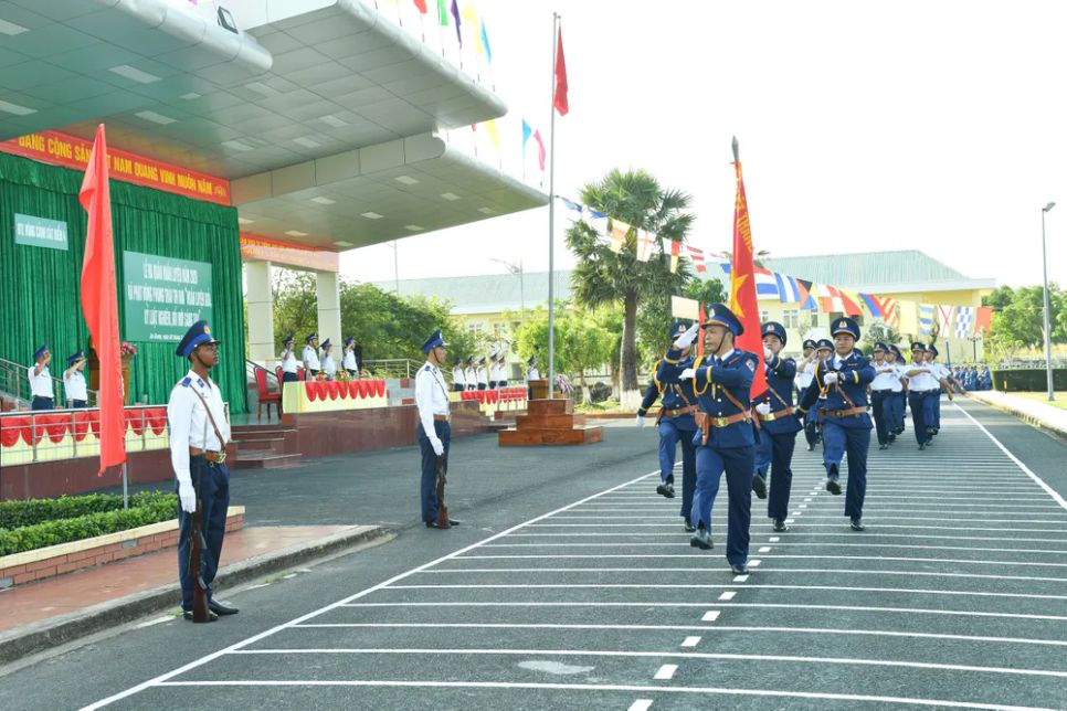 Duyệt đội ngũ tại lễ ra quân huấn luyện Duyệt đội ngũ tại lễ ra quân huấn luyện