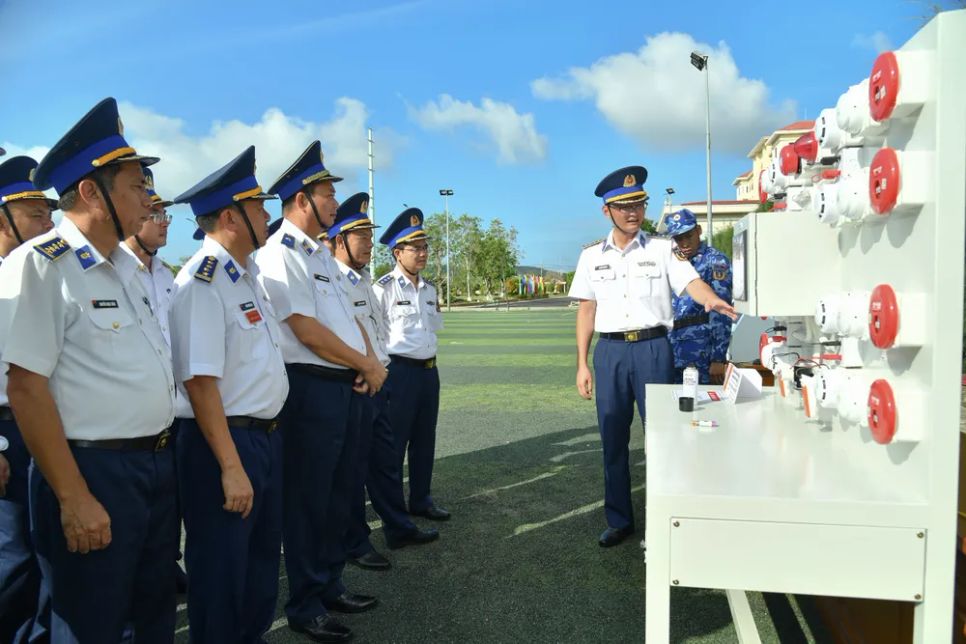 Thủ trưởng Bộ Tư lệnh Vùng Cảnh sát biển 4 tham quan các mô hình huấn luyện Thủ trưởng Bộ Tư lệnh Vùng Cảnh sát biển 4 tham quan các mô hình huấn luyện
