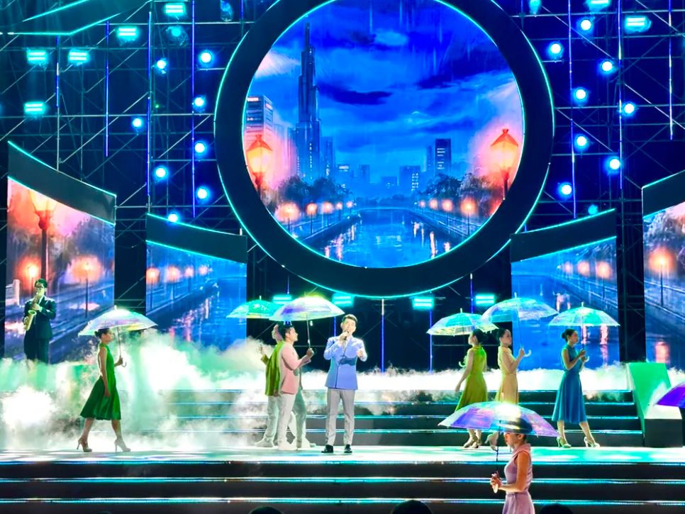 Ca sĩ Hồ Trung Dũng thể hiện ca khúc 