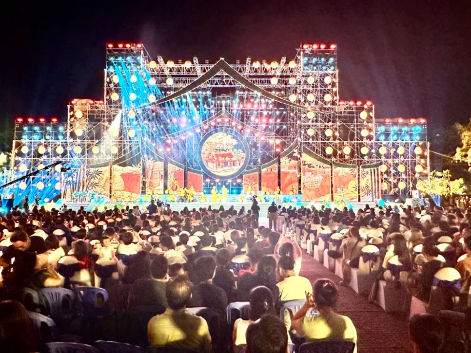 Đêm thơ Việt Nam 2026 thu hút đông đảo người dân tham dự. Ảnh: QUỲNH YÊN