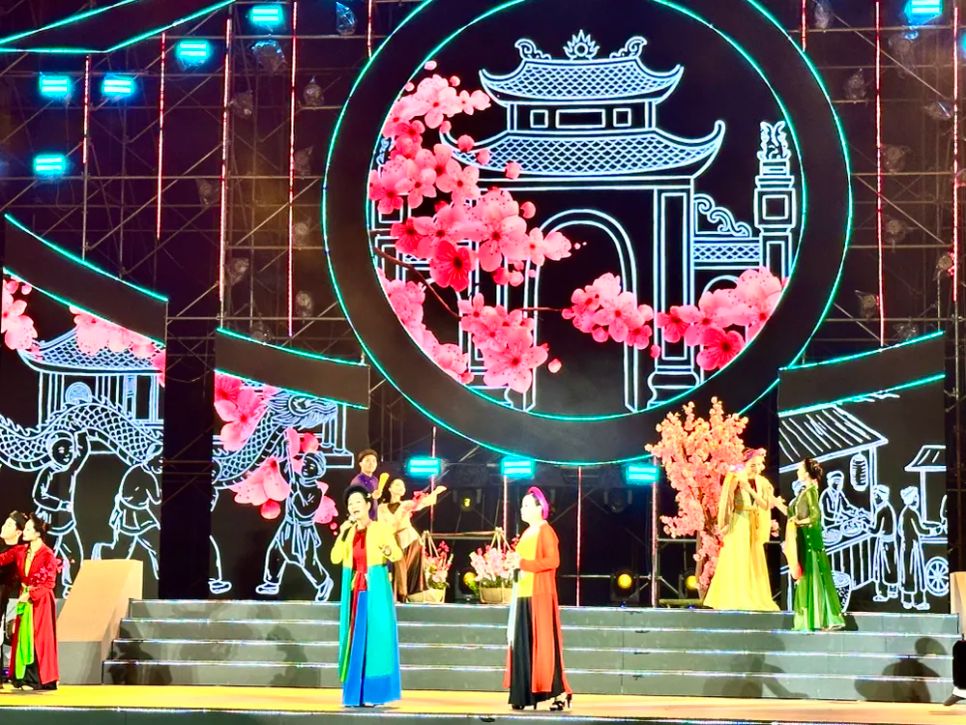 Hai nghệ sĩ ngâm thơ Đài Trang và Kim Luyên trong nhạc cảnh 