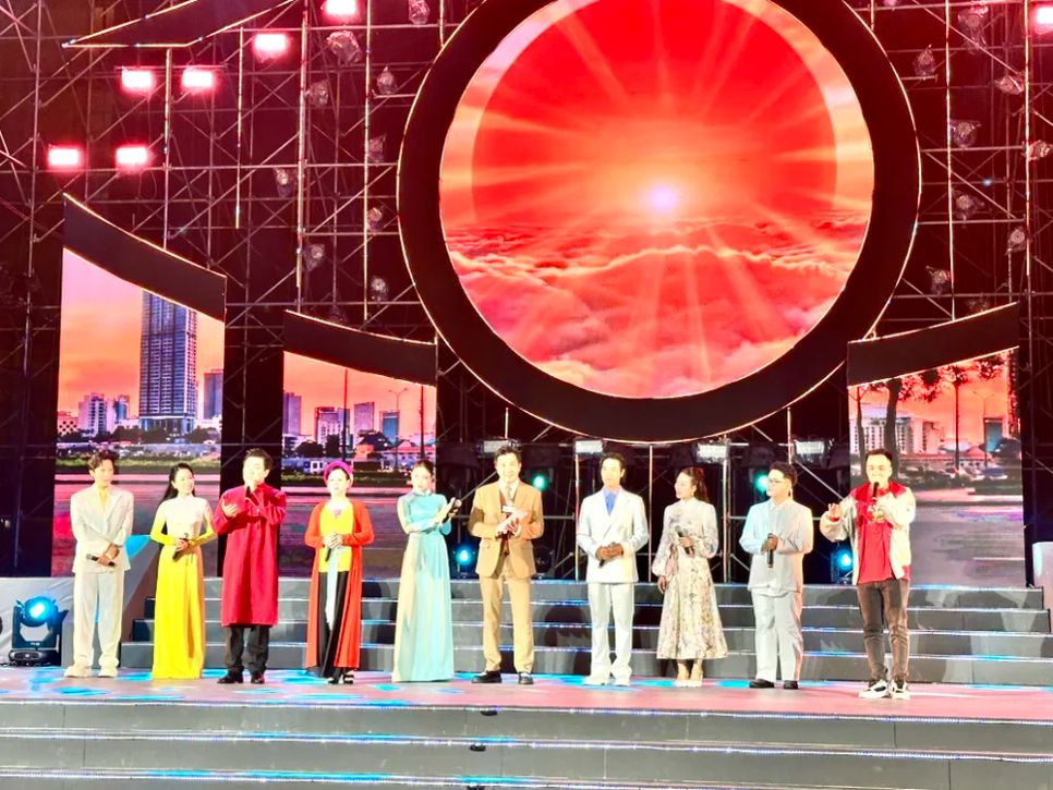 Màn ngẫu hứng thơ với các hình thức: ngâm, hát, rap, beatbox... đến từ các thế hệ nghệ sĩ khác nhau. Ảnh: QUỲNH YÊN