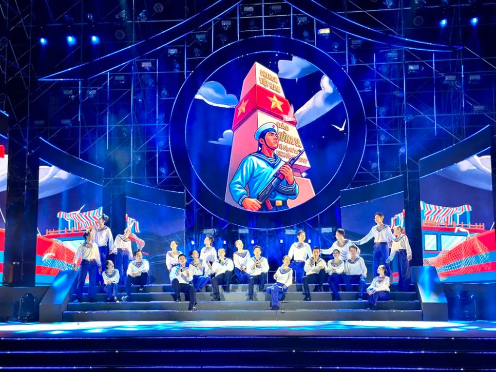 Nhóm Lạc Việt thể hiện ca khúc 