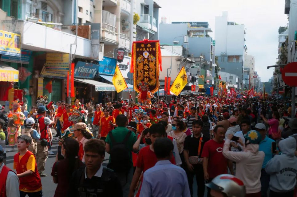 Rộn rã lễ hội Tết Nguyên tiêu tại Chợ Lớn