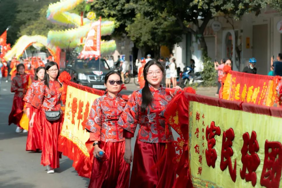 Rộn rã lễ hội Tết Nguyên tiêu tại Chợ Lớn