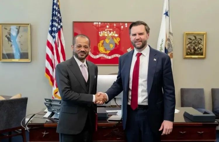 Ngoại trưởng Oman Badr bin Hamad Al Busaidi (trái) và Phó Tổng thống Mỹ JD Vance. Ảnh: Oman News Agency Ngoại trưởng Oman Badr bin Hamad Al Busaidi (trái) và Phó Tổng thống Mỹ JD Vance. Ảnh: Oman News Agency