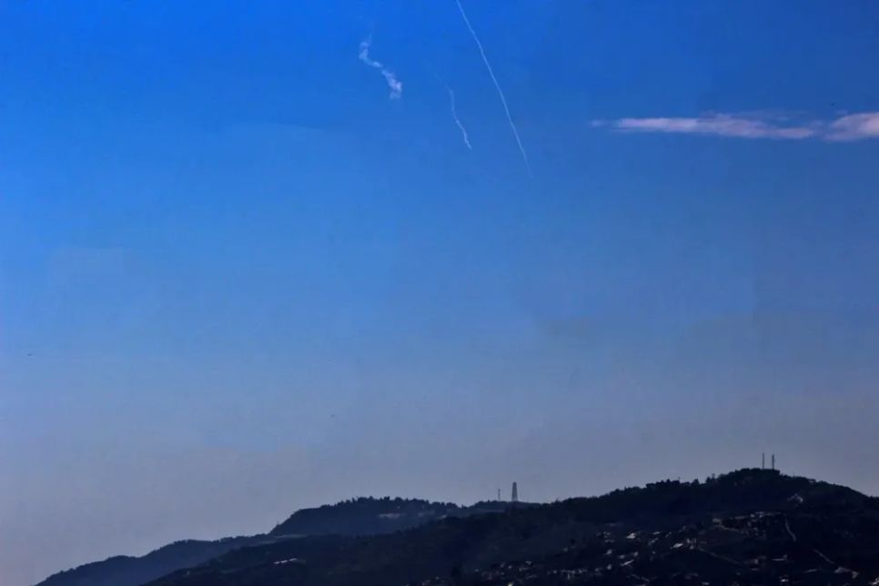 Vệt khói do tên lửa đánh chặn phóng từ hệ thống phòng không của Israel để lại trên bầu trời sau khi chặn tên lửa của Iran tại khu định cư Metula của Israel, nhìn từ làng Qliyaa ở biên giới phía <span style=