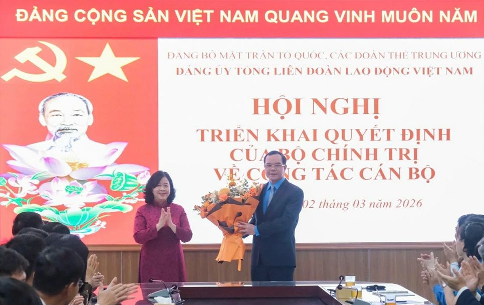 Chủ tịch Ủy ban Trung ương MTTQ Việt Nam Bùi Thị Minh Hoài tặng hoa chúc mừng ông Nguyễn Đình Khang. Ảnh: T.H