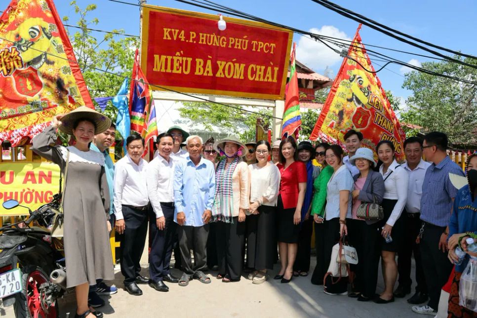 Đông đảo du khách có mặt tại Miếu Bà Xóm Chài, địa điểm chính diễn ra lễ hội Tống phong
