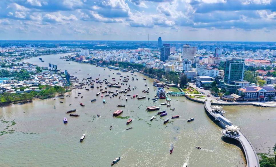 Ghe, thuyền quy tụ về ngã 3 sông Cần Thơ tham gia lễ hội Tống phong