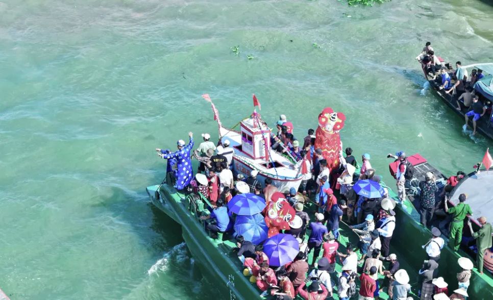 Nghi thức thả bè thủy lục ra sông Hậu