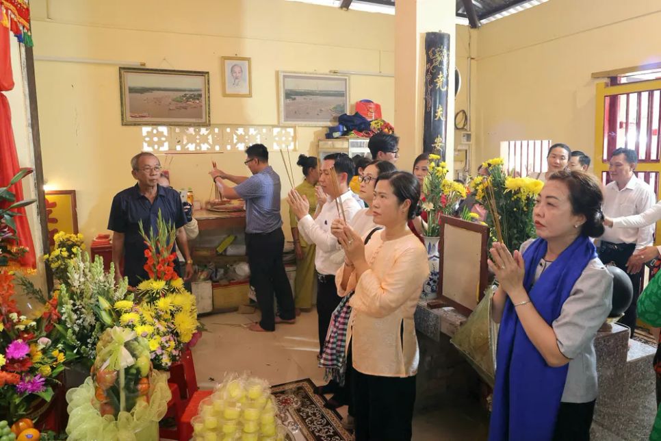 Người dân, du khách thắp hương cầu bình an tại Miếu Bà Xóm Chài