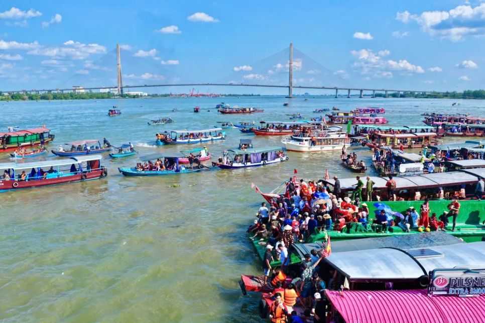 Tại lễ Tống phong còn diễn ra nhiều hoạt động vui chơi trên sông nước