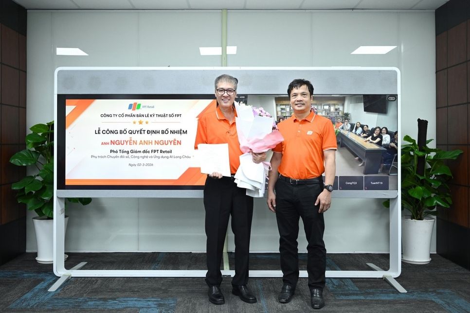 Tân Phó Tổng Giám đốc FPT Retail Nguyễn Anh Nguyên (trái) nhận quyết định bổ nhiệm từ ông Nguyễn Văn Khoa - Tổng Giám đốc Tập đoàn FPT. Ảnh: FRT Tân Phó Tổng Giám đốc FPT Retail Nguyễn Anh Nguyên (trái) nhận quyết định bổ nhiệm từ ông Nguyễn Văn Khoa - Tổng Giám đốc Tập đoàn FPT. Ảnh: FRT