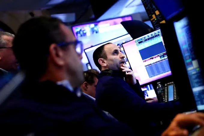 Giới đầu tư tại thị trường chứng khoán New York lo ngại về giá cổ phiếu sụt giảm do xung đột lan rộng ở Trung Đông. Ảnh: CNN