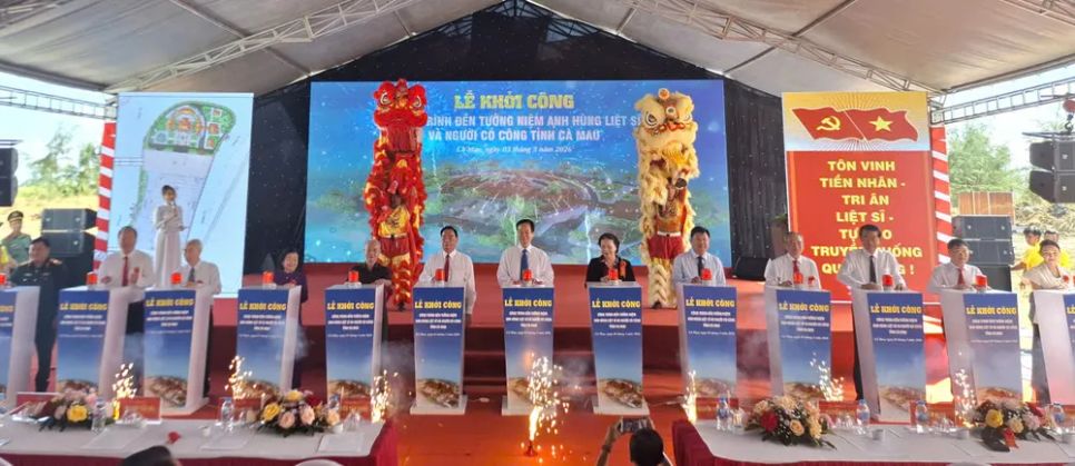 Các đại biểu thực hiện nghi thức khởi công xây dựng Đền tưởng niệm Anh hùng liệt sĩ và người có công