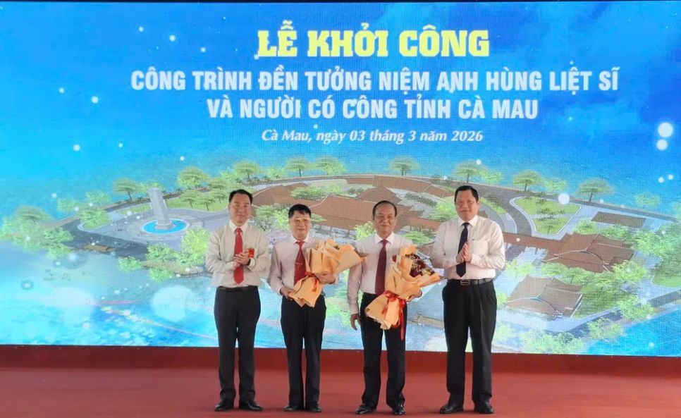 Chủ tịch UBND tỉnh Cà Mau Lữ Quang Ngời (bìa trái) và Phó Chủ tịch UBND tỉnh Cà Mau Lâm Văn Bi (bìa phải) tặng hoa đến nhà tài trợ